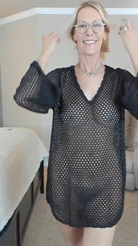 Bikini anprobieren mit Cover up Modenschau