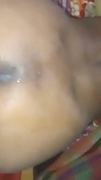 Zum ersten mal fickte der junge nachts seinen freund in einer doggystyle-position