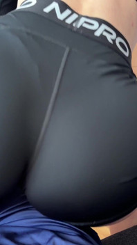 ถูแห้งแตก น้ำแตกพุ่งใส่กางเกง Nike Pro ของเธอ
