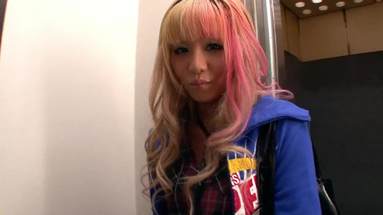 Pure Japanese adult video ( JAV): Loira japonesa gata esguicha e chupa um pau grande em...