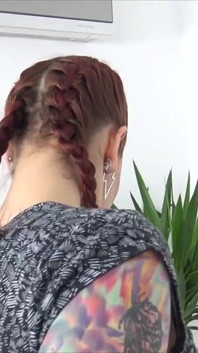 Ragazza tatuata scopa cliente