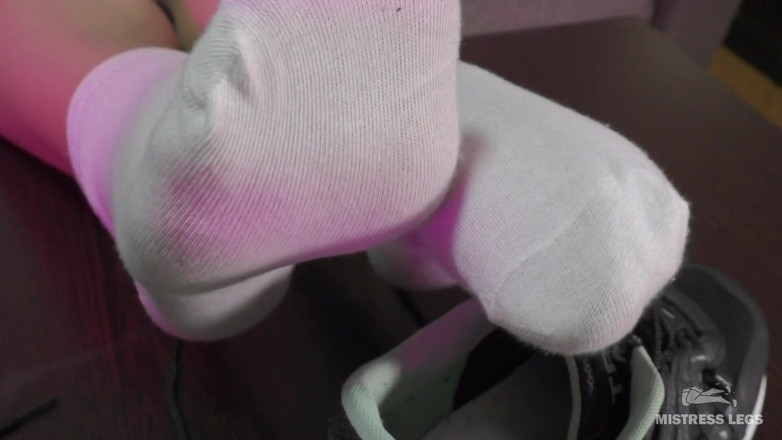 Mistress Legs: Spor ayakkabılı ve beyaz çoraplı ısınma