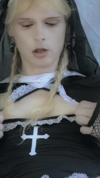 Tranny Zakonnica spuszcza się na sex machine
