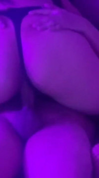 Universitária de 19 anos fodendo com a tanga do lado dela, eu gozo dentro de sua buceta apertada