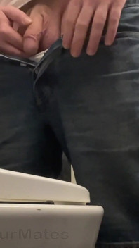 穿着牛仔裤和大吊球的业余直男撒尿被抓到