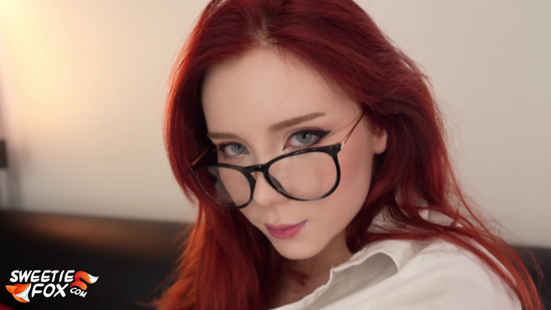 Sweetie Fox: 痴女秘書ディープスロート、ラフファックと仕事後に彼女の巨乳に精液を取ります