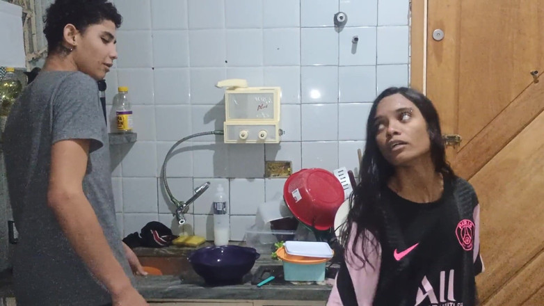 Jasmine Santanna: Ailesi orada değilken üvey kardeşini gerçekten ateşli olduğuna ikna eder