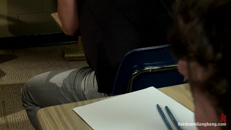 Hardcore Gangbang by Kink: Une prof MILF sexy aux seins géants se fait baiser...