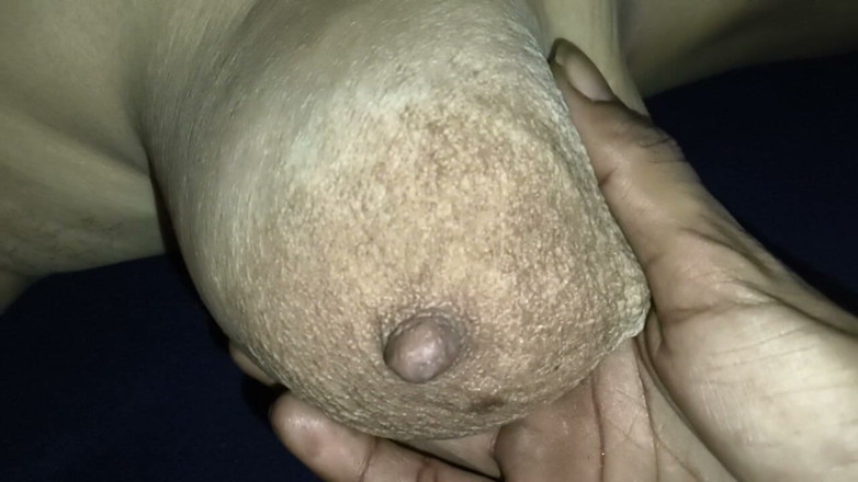Ritu Bhabhi: Baldız erkek kardeşine göğüslerini gösterdi