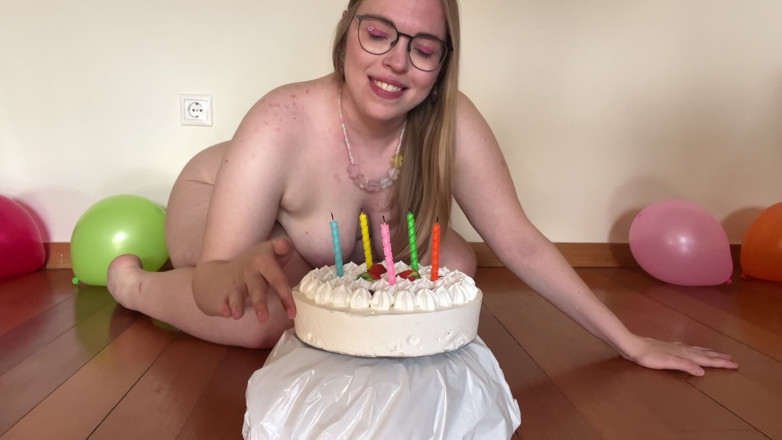 bitetwin9: Farting and Sitting on My Birthday Cake