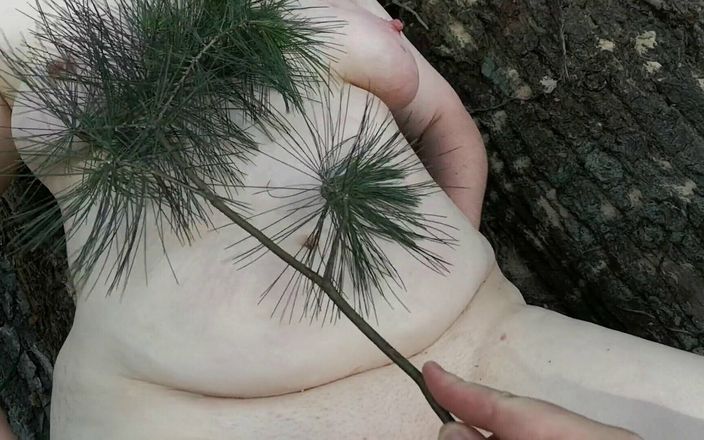 Bouncy Tits Action: 在树林里训练和鞭打