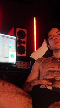 Pemuzik Ftm XXX Melangkau Mengisi Pepek Merah Jambunya Dengan Dildo Besar Dalam Studio Rakamannya