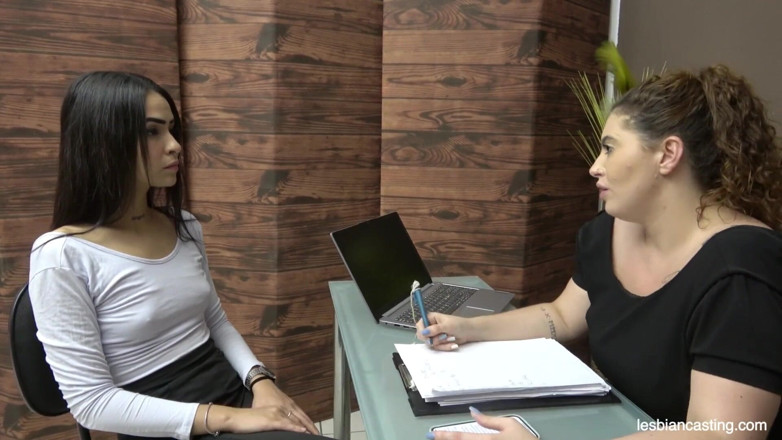 LesbianCasting: La entrevista de trabajo terminó con un orgasmo real
