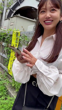 2부[18세 의 활동 모델] 잡지 표지에 정기적으로 참여하는 18세 필리핀 반 활동 모델. 일본 여성