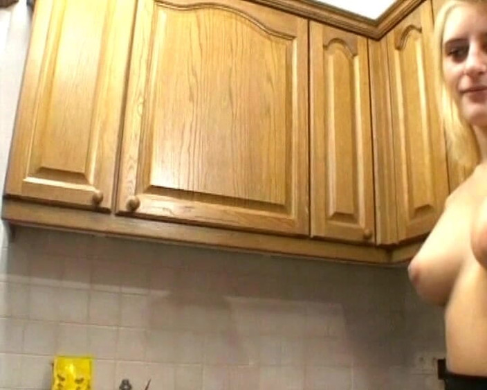 Busty German Sluts: Ohromující německá holka ráda škádlí a prstí