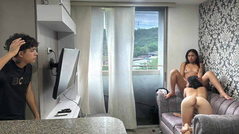 BritannySexxx: Aku mergokin adik tiriku lagi asik seks lesbian sama pacarku...