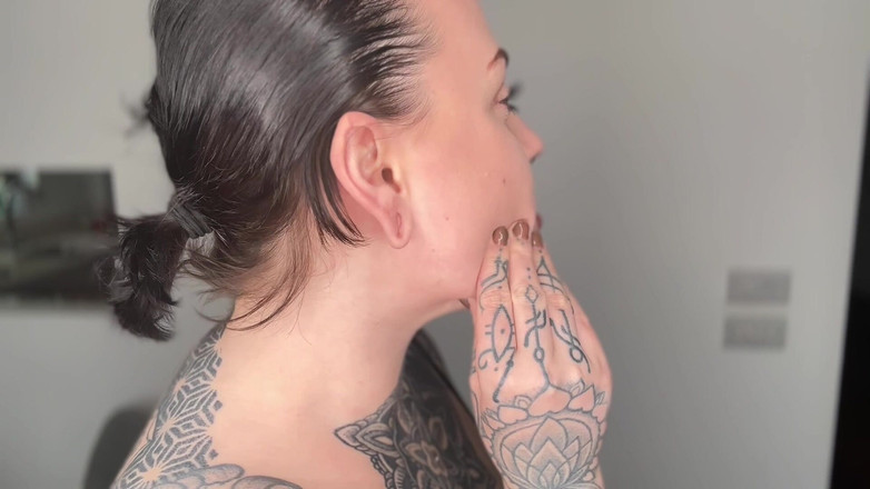 Miss Valentina: Sivri kulak ibadeti