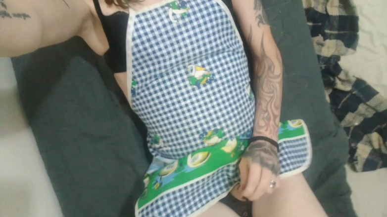 Sissy Aniya: Sissy Aniya - Dona de casa tgirl na cozinha