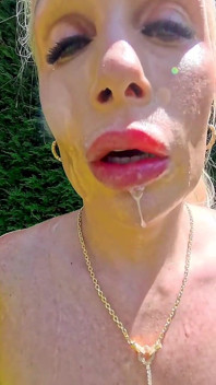 Blond bimbo med stor hund som ser på cum bukkake