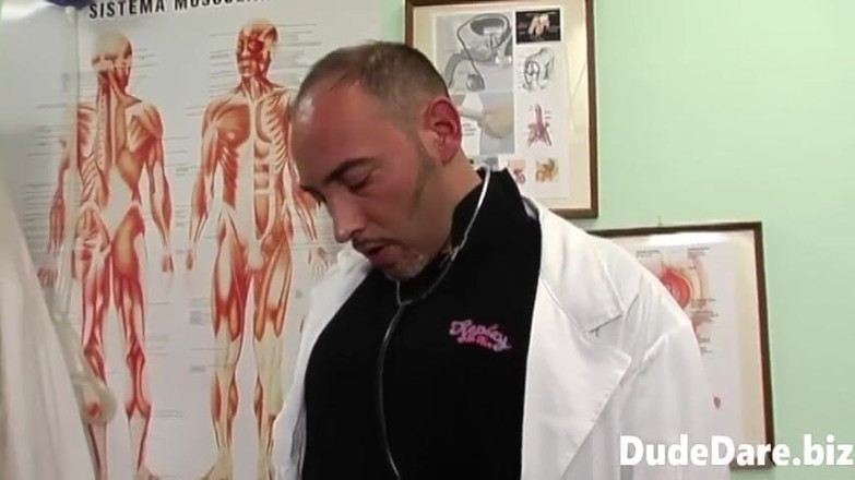 DudeDare: 발정난 갈색 머리 친구를 엉덩이에 박살낸 음란한 의사