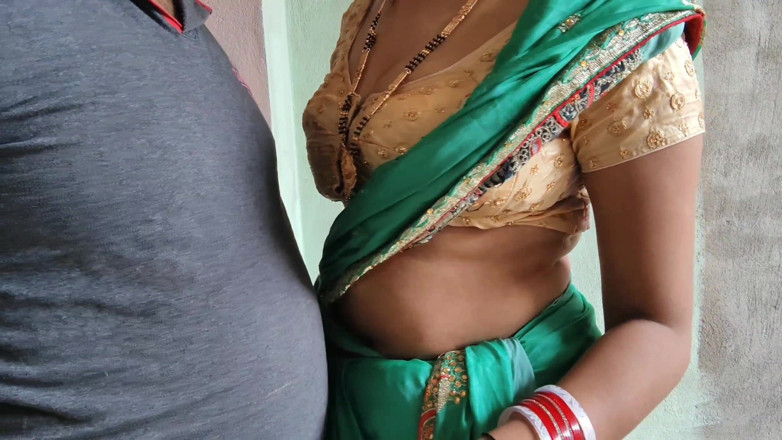 biharisonam: 義理の義理の妹はサリーを着て、外でほうきをしていたとき、継父が横でセックスしていました