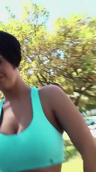 Dylan Ryder vytáhne své obrovské kozy a dává hluboké kouření před tím, než dostane sperma na krk