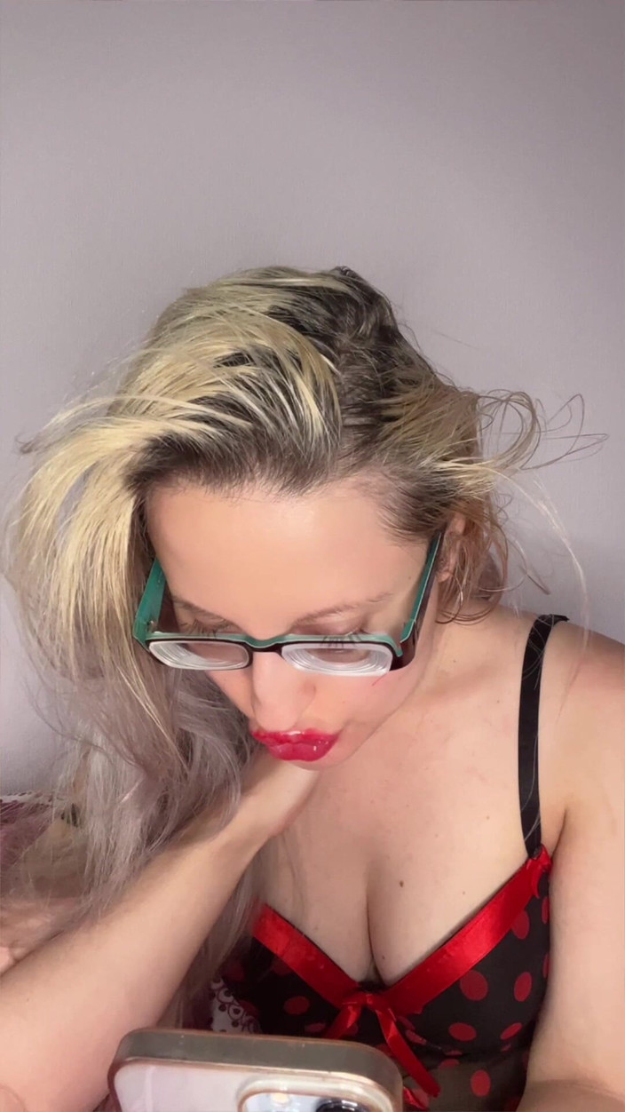 FinDom Goaldigger: My Bimbo Big Red Lips and Lipstick Power