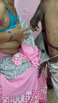 La Casalinga Desi Intrappola Il Ragazzo Delle Consegne in Acqua per Un Creampie Anale Selvaggio