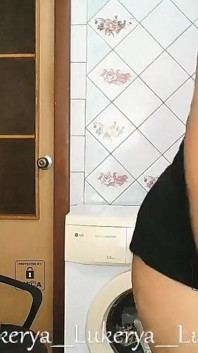 Lukerya se masturba na cozinha