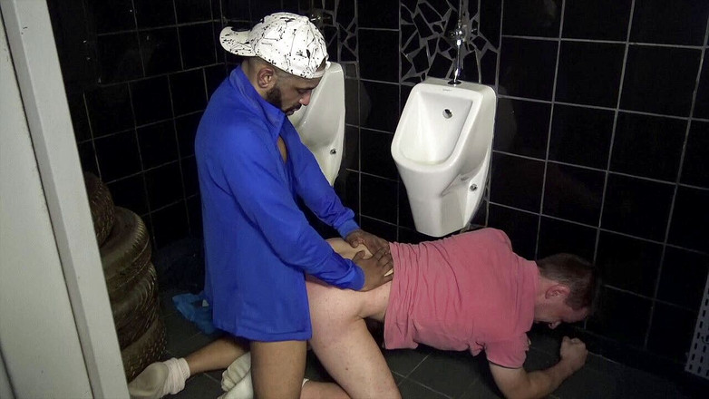MALIK THE ARAB FUCKER XXL: Knullad barbacka av Tahar på offentliga toaletter