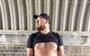 Robs Nudes: Un mec barbu exposé au passage souterrain, partie 3, éjaculation
