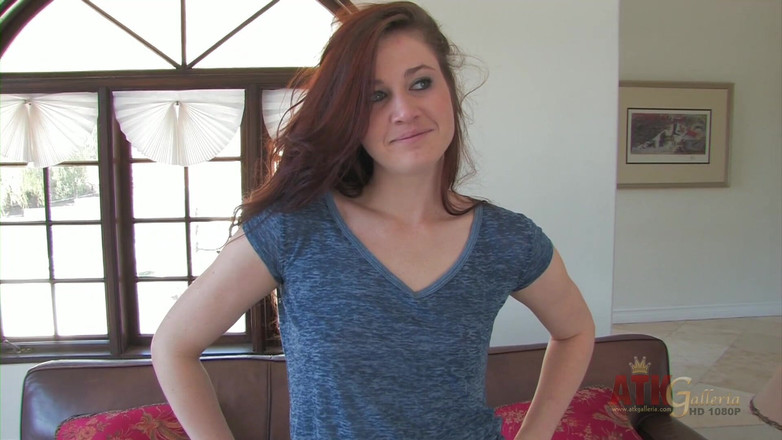 ATKIngdom: Jessica Madison toont haar kleine roze tieten terwijl ze interviewt.