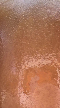 Gebräuntes schätzchen Ami bue lutscht und leckt einen großen schwanz auf POV