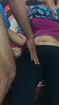 Donne sposate che si godono la leccata dura sul divano