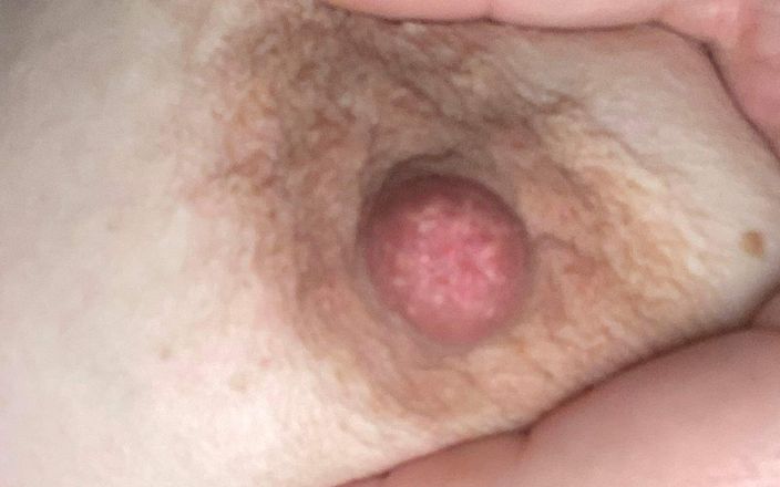 Amazing tits teasing clit: Frotter de la crème sur les seins