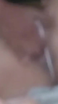 Mijn buurvrouw met dikke kont is erg blij dat ik haar in haar slipje heb geneukt en ik kom klaar in haar mooie kont