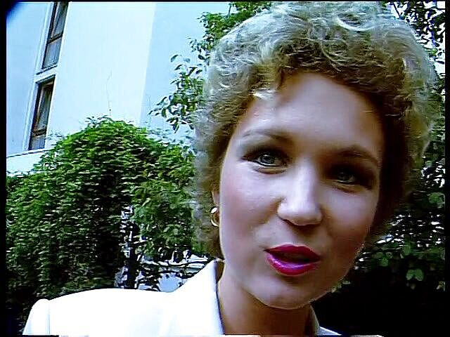 Lucky Cooch: Elegantní německé ženy dávají venkovní rozhovor