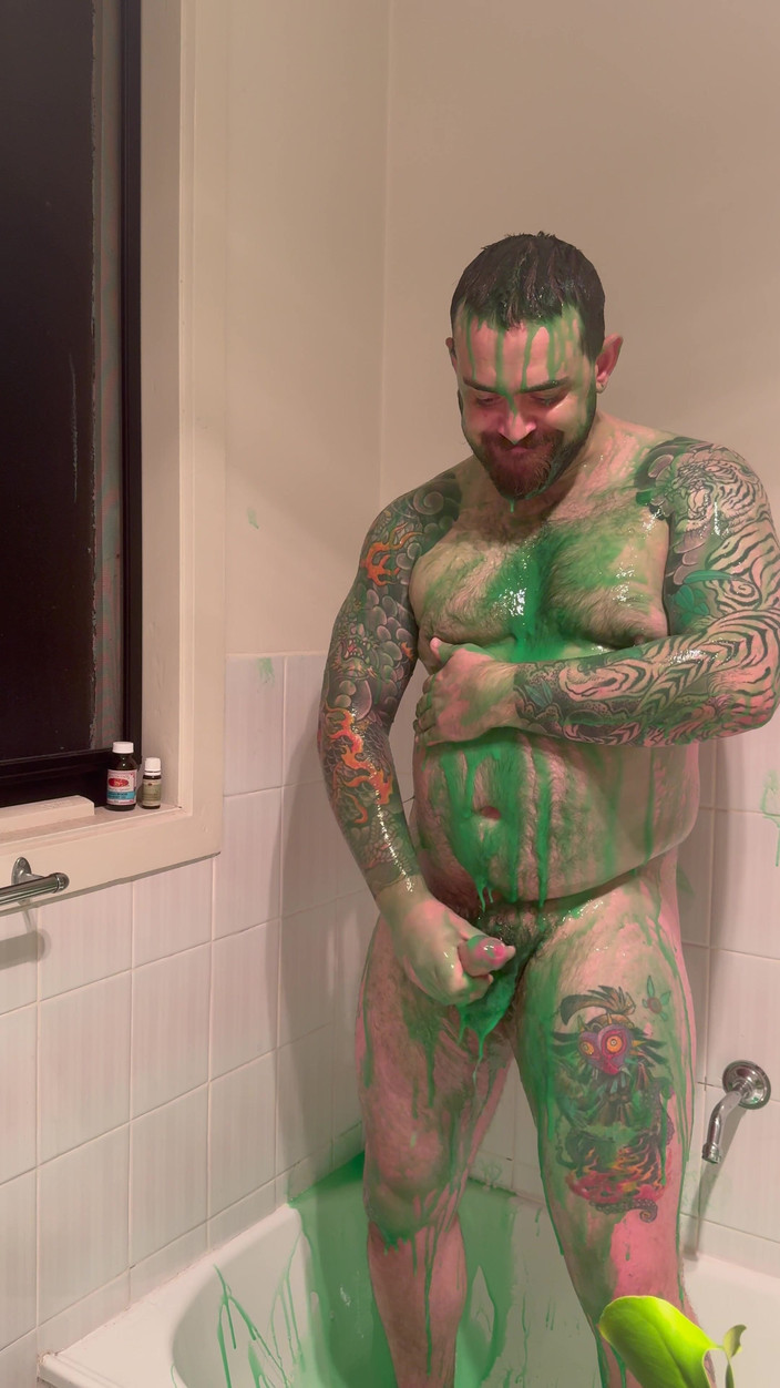 Keller Wolfe: Urso gordo se cobre em slime e se masturba