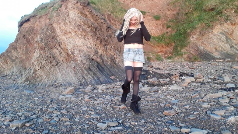 The Midnight Minx: Themidnightminx plajda poz verdi