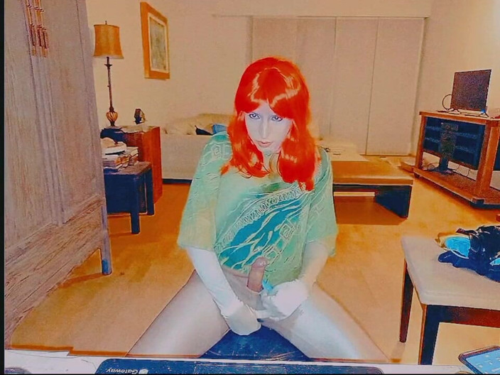 Tammy sissy slave: Tammysissy si masturba e gioca con la pipì