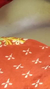 Madani'm kırmızı sari giyiyor olsaydı, yalnızken bana gelir ve onu parmakmamı ister