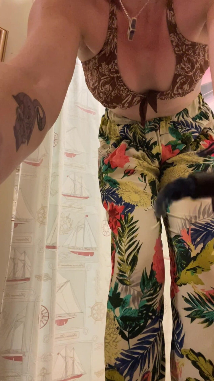 MistressWriggler: Long Legs, Short Shorts, Perfect Tits.