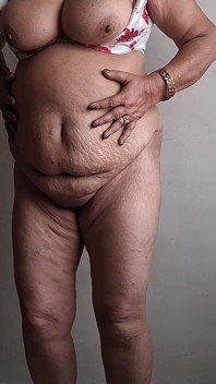 Gorąca letnia dziewczyna Shilpa Tabu na upale próbuje schłodzić MILF
