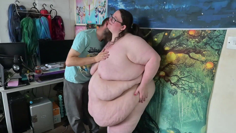 SSBBW Hunter: Tirando a roupa e acariciando a SSBBW