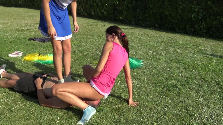 Foot Girls: Ponpon kız çorap kokluyor!