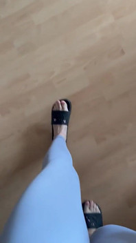 Punto di vista: il suono delle infradito quando cammina nei leggings grigi