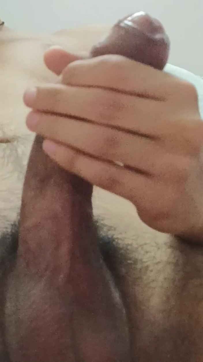 slayboy69: Gorący chłopak obrzeża jego wielki kutas i duże kulki i...