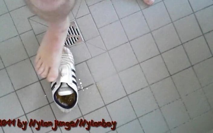 Carmen_Nylonjunge: Piss Sneakers