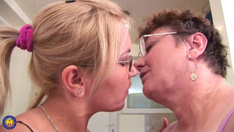 Mature NL: Drăguța Kaya are parte de vecinul ei matur Bernette în vizită