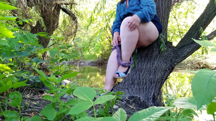 Elena: O mamă sexy incitantă își scoate chiloții la lac și își pișă picioarele...